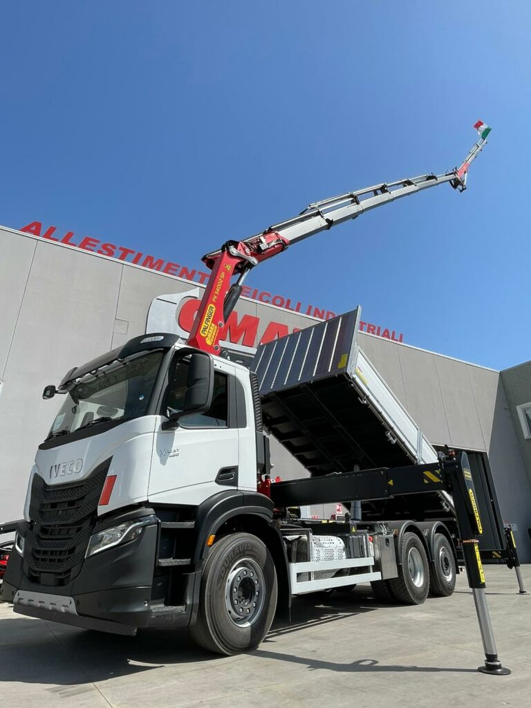 IVECO X-WAY 460 allestito con gru Palfinger PK34000 SH e cassone ribaltabile INOX