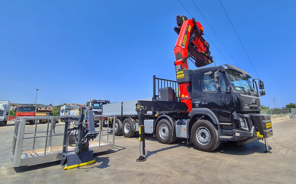 VOLVO FMX 500 allestito con gru PALFINGER PK 58.002 TEC 7 F PJ150E e cassone fisso